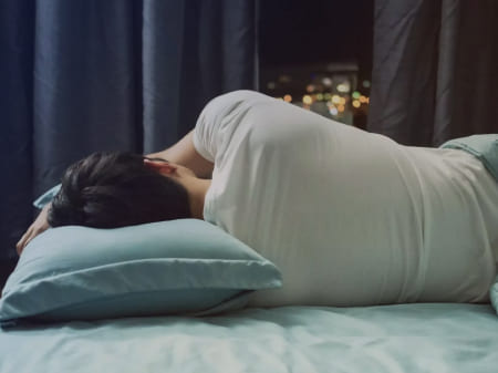 Мужчина спит