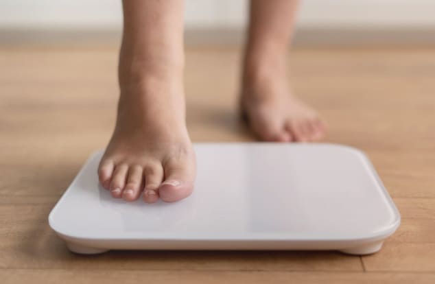Девушка встает на весы